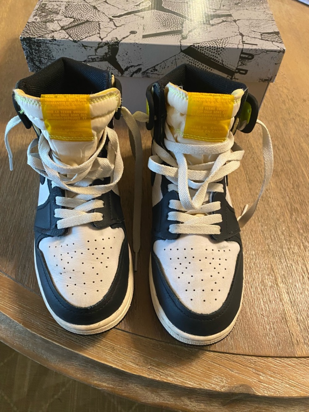 Air Jordan 1 Retro High OG GS size 6Y white/black-volt